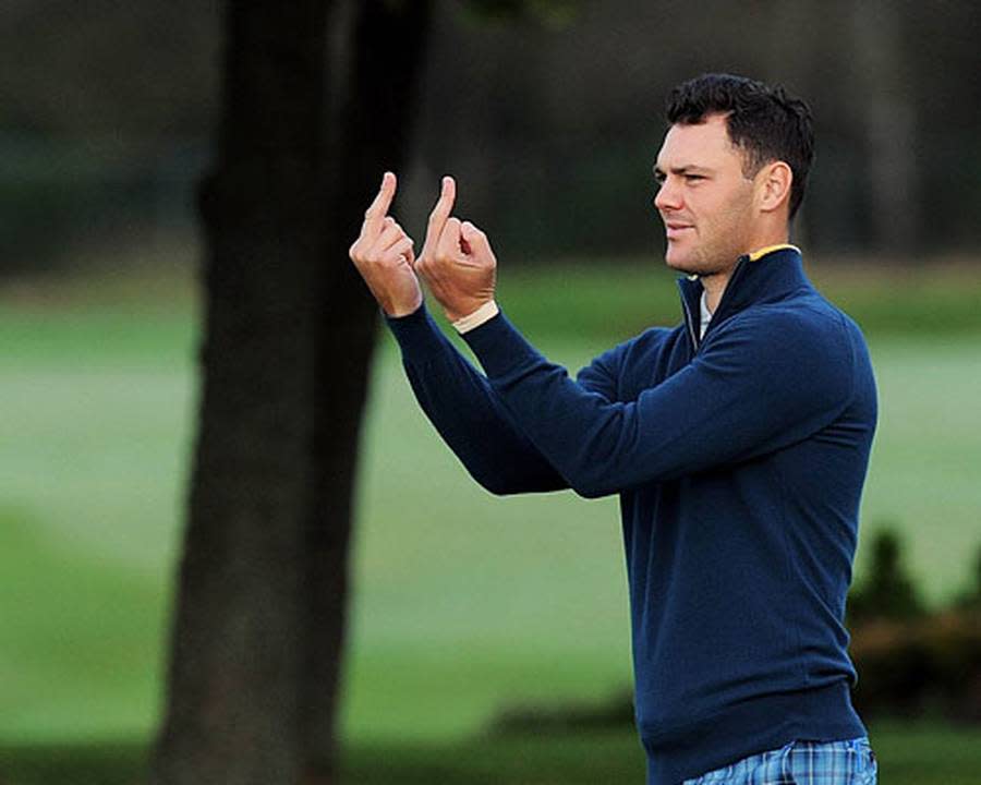 Na, na , na. Das ist aber nicht die feine englische Art. Streckt Martin Kaymer etwa seinen Gegnern die Mittelfinger entgegen?