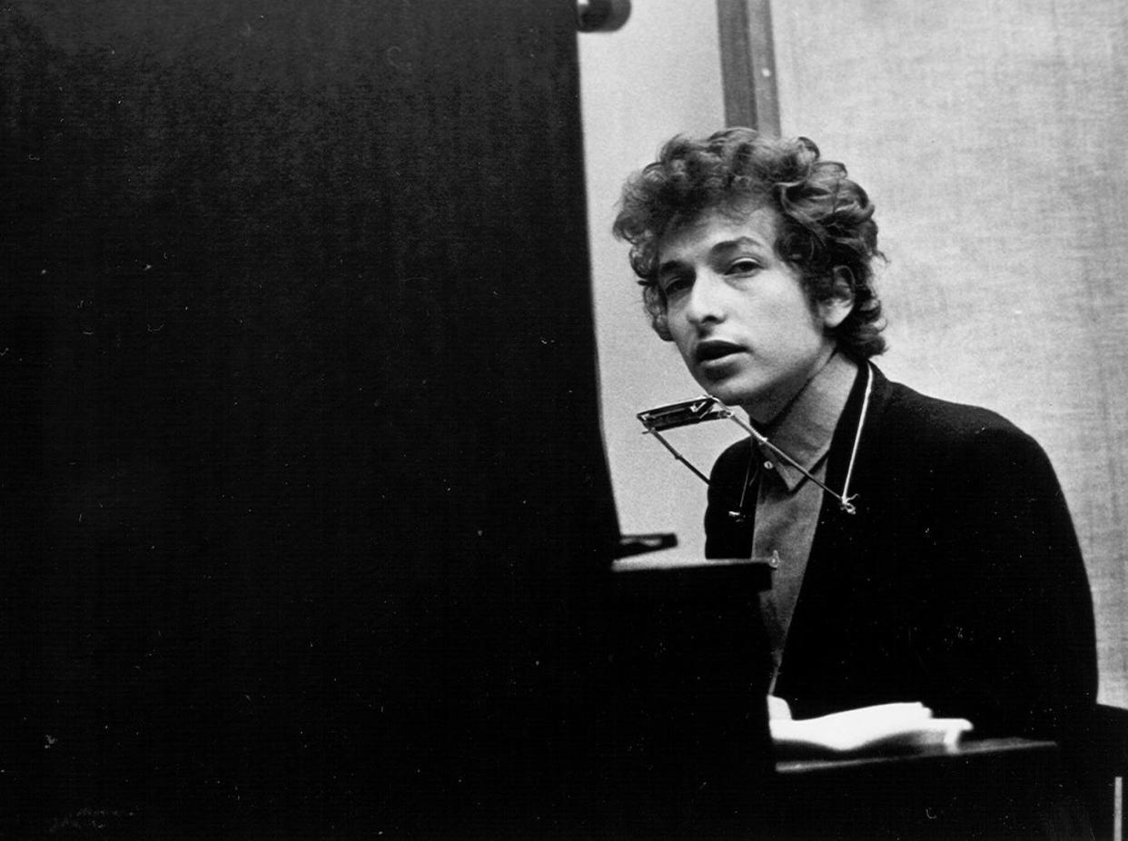 Dylan’s complex creative process is unique among contemporary singer-songwriters. <a href="https://www.gettyimages.co.uk/detail/news-photo/bob-dylan-takes-a-break-during-the-recording-of-the-album-news-photo/74261708?adppopup=true" rel="nofollow noopener" target="_blank" data-ylk="slk:Michael Ochs Archives/Getty Images;elm:context_link;itc:0;sec:content-canvas" class="link ">Michael Ochs Archives/Getty Images</a>