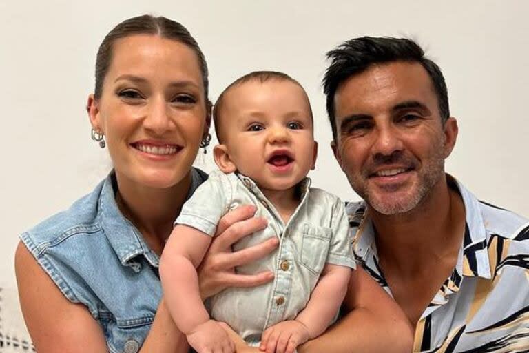 Mica Viciconte y Fabián Cubero junto a su hijo Luca