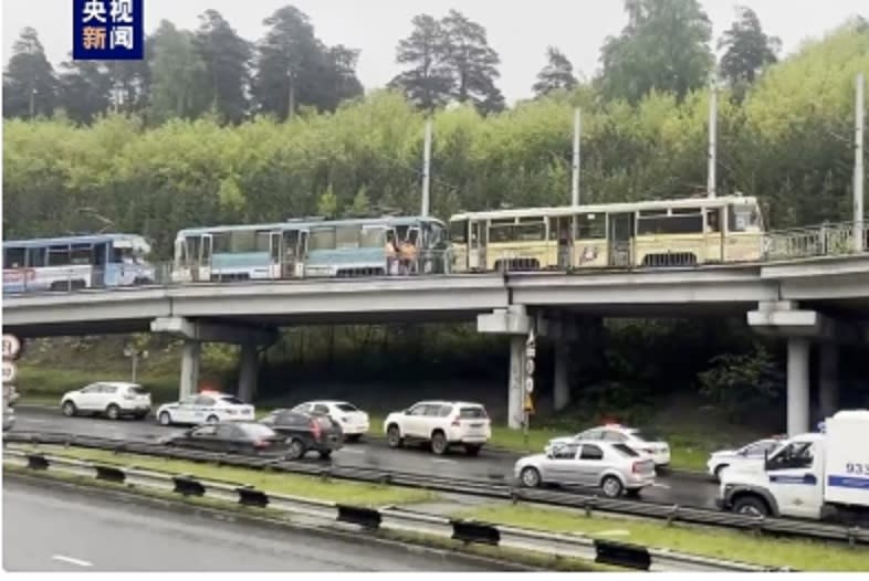 俄羅斯克麥羅沃市 2 輛有軌電車相撞，造成 67 人受傷。   圖 : 翻攝自央視新聞