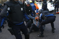 <p>Los agentes de policía desalojan a los taxistas que estaban bloqueando el Paseo de la Castellana en Madrid con su huelga.<br>Foto: AP Photo/Andrea Comas </p>