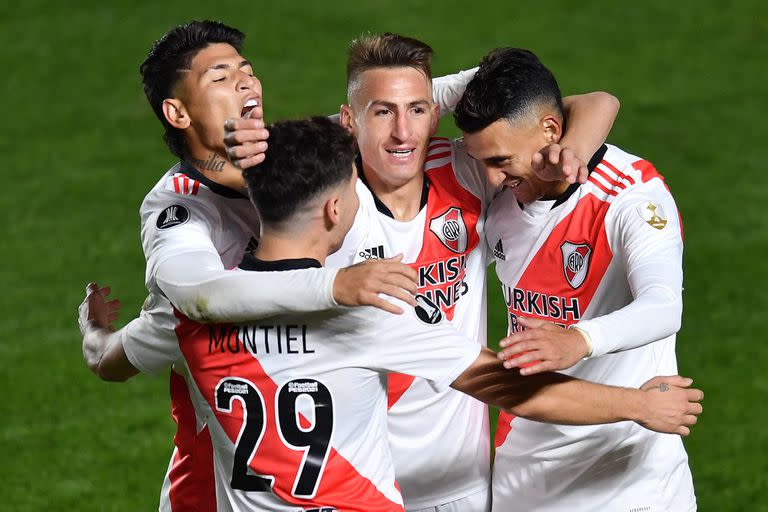 River celebra el segundo gol de Braian Romero, la figura de la noche ante Argentinos.