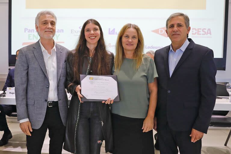 Luisa Estrada y su diploma de graduada