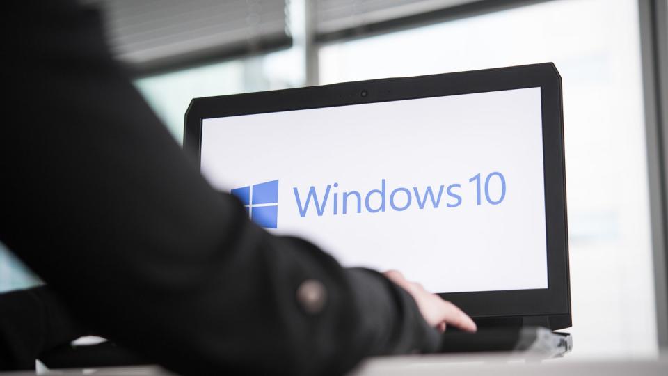 Gibt Windows 10 den störrischen Esel, können sich Nutzer oft mit einen Neustart behelfen. Foto: Robert Günther/dpa-tmn