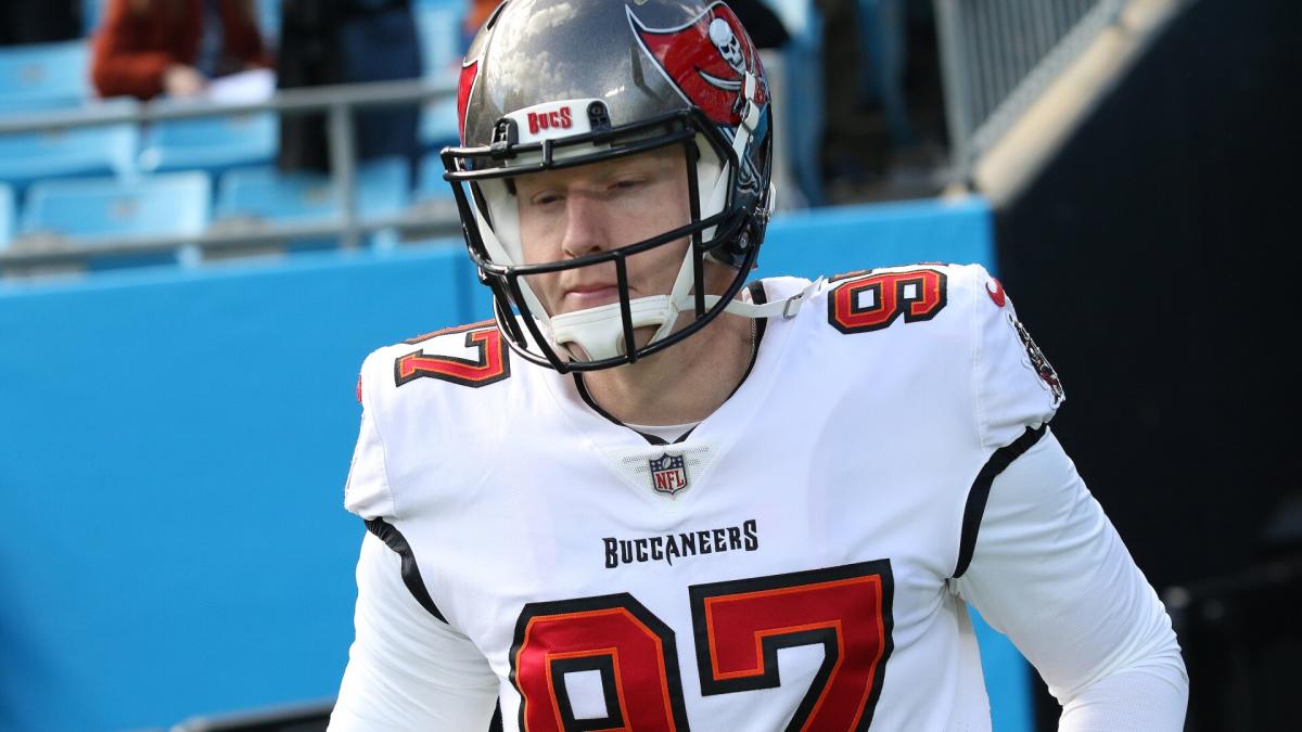 Buccaneers re-sign LS Zach Triner