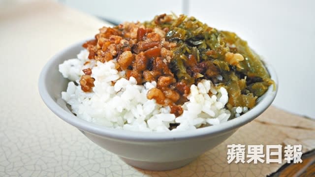 在台北吃過多家有名的滷肉飯：金峰、黃記、阿財虱目魚肚等等，這家梅滿的特色是有自家製酸菜一起伴飯，越吃越開胃。(蘋果日報)