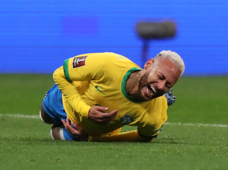 Neymar se queja de una falta en un partido de Eliminatorias frente a Colombia. (REUTERS/Amanda Perobelli)