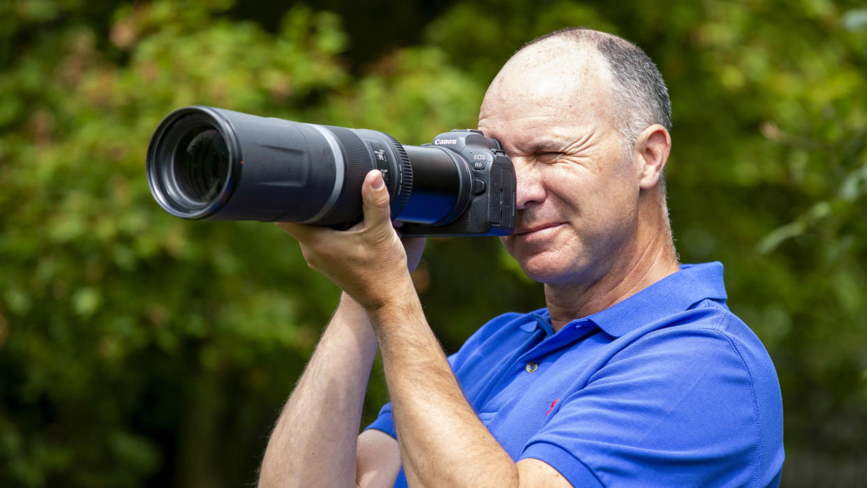  Editor Pete Travers with the Canon RF 800mm F11. 