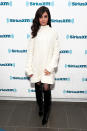 <p>Son muchos los que reciben el nuevo año con temperaturas bajo cero. Si es tu caso, haz como Camila Cabello y súmate a la costumbre de vestir de blanco, luciendo un maxi sweater abrigado a modo de vestido. Foto: Cindy Ord/Getty Images for SiriusXM </p>