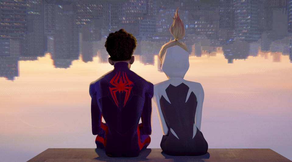 En esta imagen proporcionada por Sony Pictures Animation, Miles Morales como Spider-Man, con la voz de Shameik Moore, izquierda, y Spider-Gwen, con la voz de Hailee Steinfeld, en una escena de la película de Columbia Pictures y Sony Pictures Animation's "Spider-Man: Across the Spider-Verse". (Sony Pictures Animation via AP)