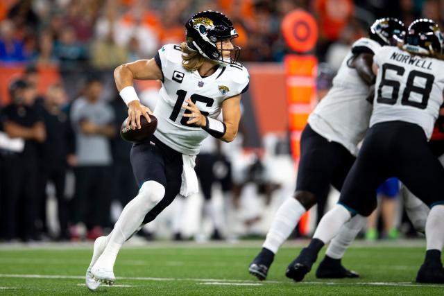 Jacksonville, FL, USA. 21st Nov, 2021. Jacksonville Jaguars quarterback Trevor  Lawrence (16) runs with the ball during 1st half NFL football game between  the San Francisco 49ers and the Jacksonville Jaguars at