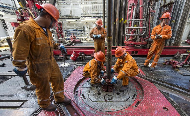 <em>Unos trabajadores en una plataforma petrolera de Pemex en el Golfo de México. Foto: Omar Torres (AFP)</em>