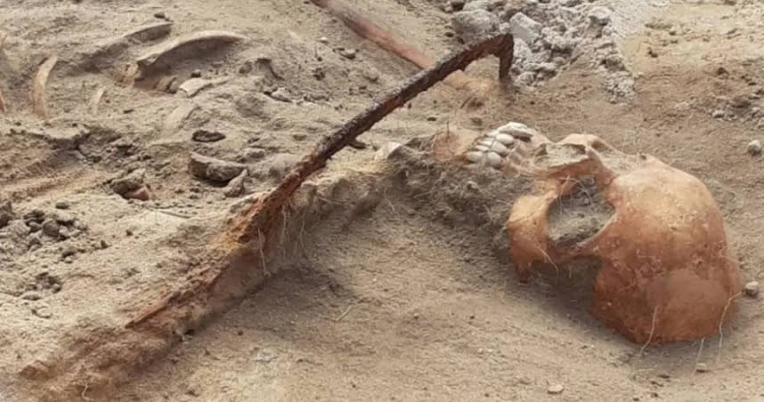 波蘭出土一具17世紀女性遺骸被一把鐮刀釘在地，懷疑跟當時的「吸血鬼葬禮」有關。（圖／翻攝自推特）