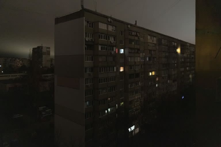 Algunas ventanas de un edificio de apartamentos se ven iluminadas durante un apagón en el centro de Kiev, Ucrania. el lunes 14 de noviembre de 2022. (AP Foto/Andrew Kravchenko)