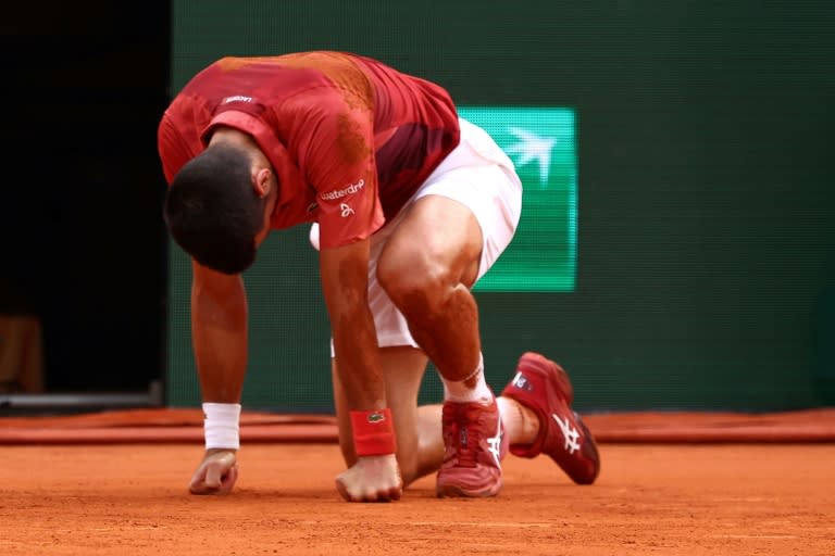 Novak Djokovic à terre après sa chute en 8e de finale de Roland-Garros contre Francisco Cerundolo. Blessé, mais poussé par le public, le Serbe remportera la rencontre, lundi 3 juin 2024. (Emmanuel Dunand)