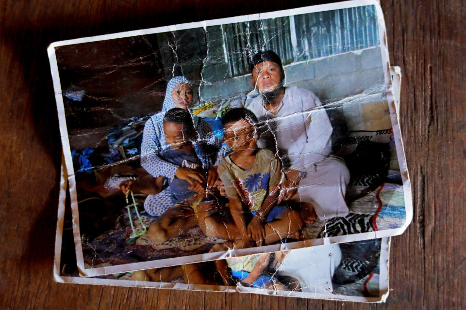 A picture shows the Acampong family after evacuating from Marawi City in 2017, Lanao del Sur province, Philippines. (Photo: Eloisa Lopez/Reuters)