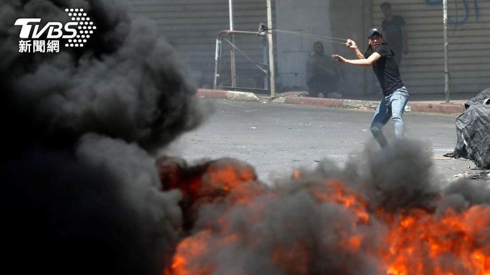 日前在以巴邊界也爆發嚴重示威衝突，巴勒斯坦示威者向以色列警方投擲武器。（圖／達志影像路透社）