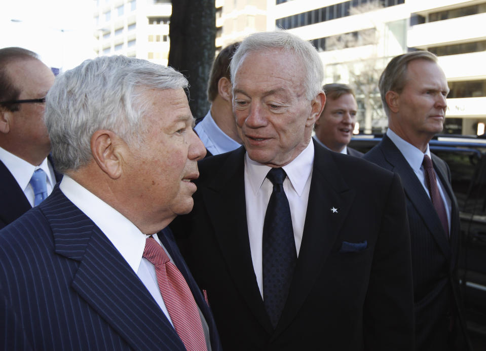 NFL owners Robert Kraft, New England Patriots, left, talks with Jerry Jones, Dallas Cowboys, as NFL Roger Goodell, second from right, and John Mara, New York Giants, arrive for football labor negotiations with the NFL involving a federal mediator in Wednesday, March 2, 2011, in Washington. (AP Photo/Alex Brandon)