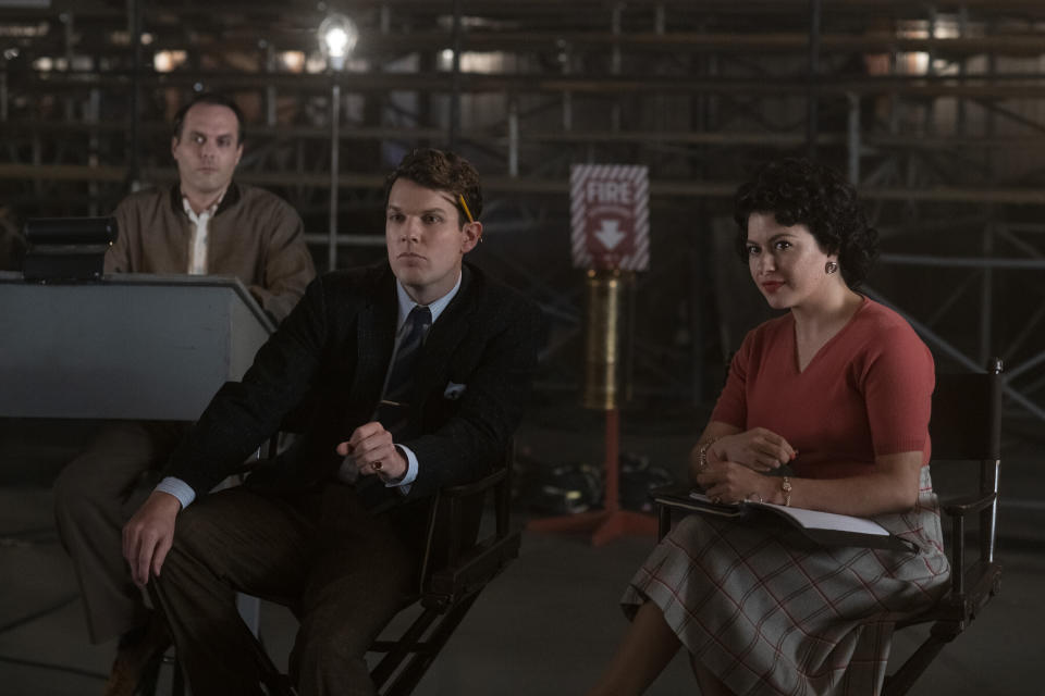 En esta imagen difundida por Amazon, Jake Lacy como Bob Carroll Jr., en el centro, y Alia Shawkat como Madelyn Pugh en una escena de "Being the Ricardos". (Glen Wilson/Amazon vía AP)