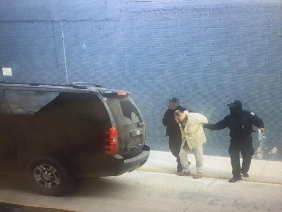 <p>CIUDAD JUAREZ, CHIHUAHUA, 19ENERO2017.- Joaquín Guzmán Loera “El Chapo” fue trasladado del penal del aeropuerto de esta ciudad a Nueva York, Estados Unidos, en cumplimiento de una orden de extradició para responder ante autoridades del país del norte por delitos relacionados con el narcotraficantes. FOTO: PGR /CUARTOSCURO.COM </p>