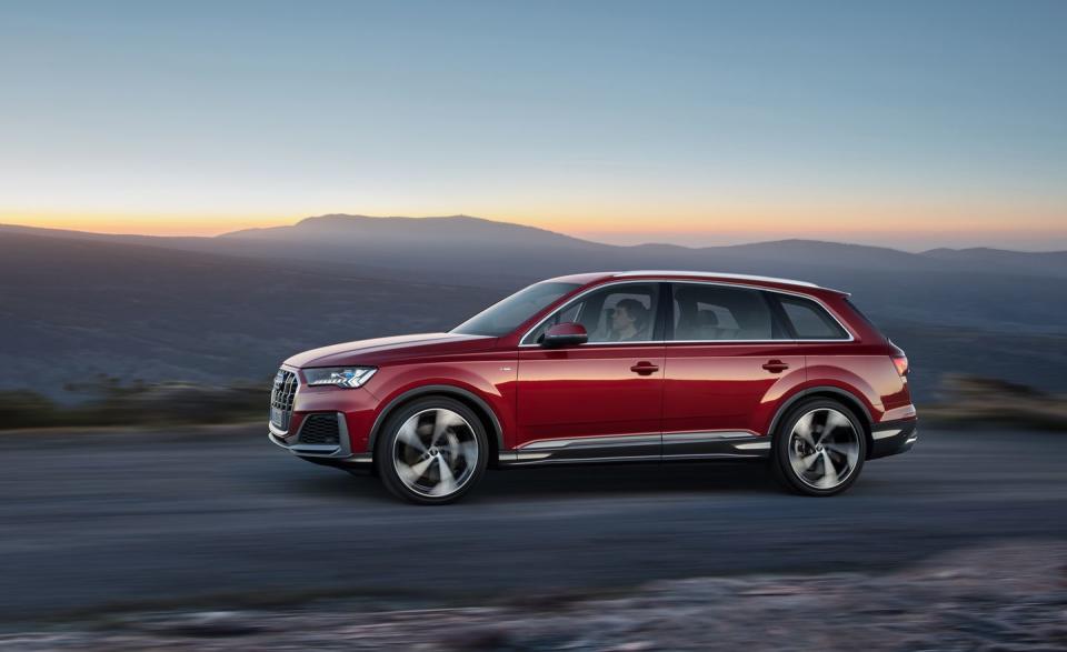 View Photos of the 2020 Audi Q7
