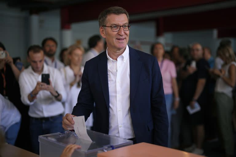 El líder del Partido Popular, Alberto Núñez Feijoo, emite su voto en Madrid, España, el domingo 23 de julio de 2023