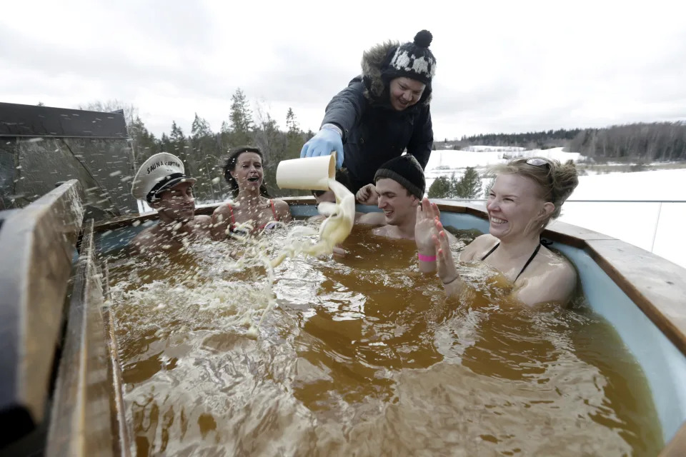 Un hombre añade cerveza a un baño de cerveza caliente durante el maratón de saunas de Otepaa, en Otepaa, 22 de febrero de 2015. Según los organizadores, unos 1.000 participantes tomaron parte en el evento en el que se intenta visitar el mayor número de saunas en un tiempo límite de 6 horas. REUTERS/Ints Kalnins (ESTONIA - Tags: SOCIEDAD TPX IMÁGENES DEL DÍA)