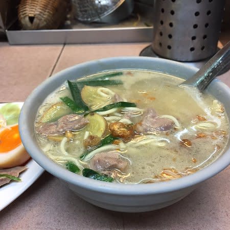 馳名豬嘴脥肉油麵，又名「菊花麵」。