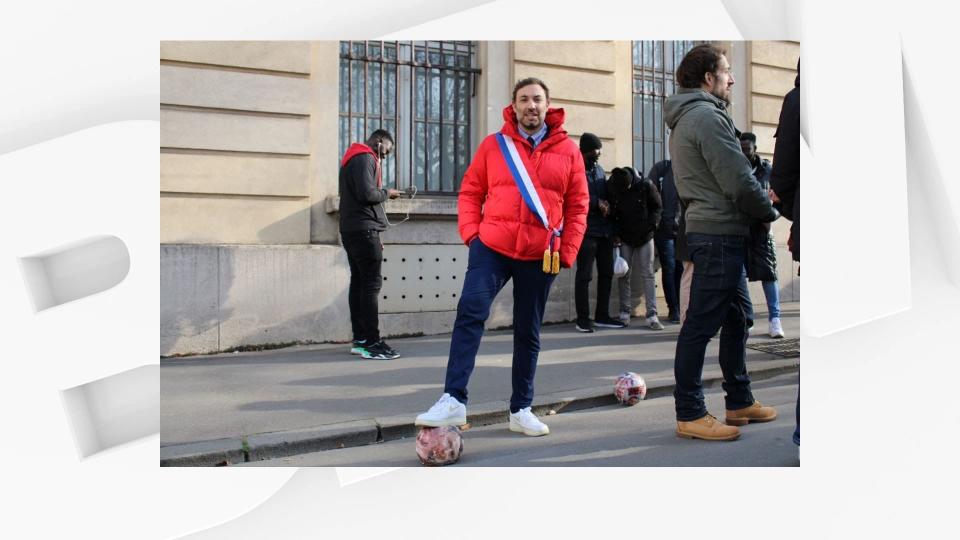 Le député LFI Thomas Portes a publié une photo de lui, ballon de foot à l'effigie du ministre du Travail, au pied. - Twitter