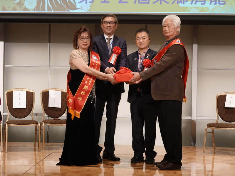 日本台商聯合總會總會長改選  錢妙玲交棒東鄉清龍 日本台灣商會聯合總會（日總）24日舉行總會長改 選，由第11屆總會長錢妙玲（左1）將印信交給第12 屆總會長東鄉清龍（右1）。駐日副代表周學佑（左 2）、亞洲台灣商會聯合總會總會長許玉林（右2）見 證。 中央社記者楊明珠東京攝  113年3月25日 