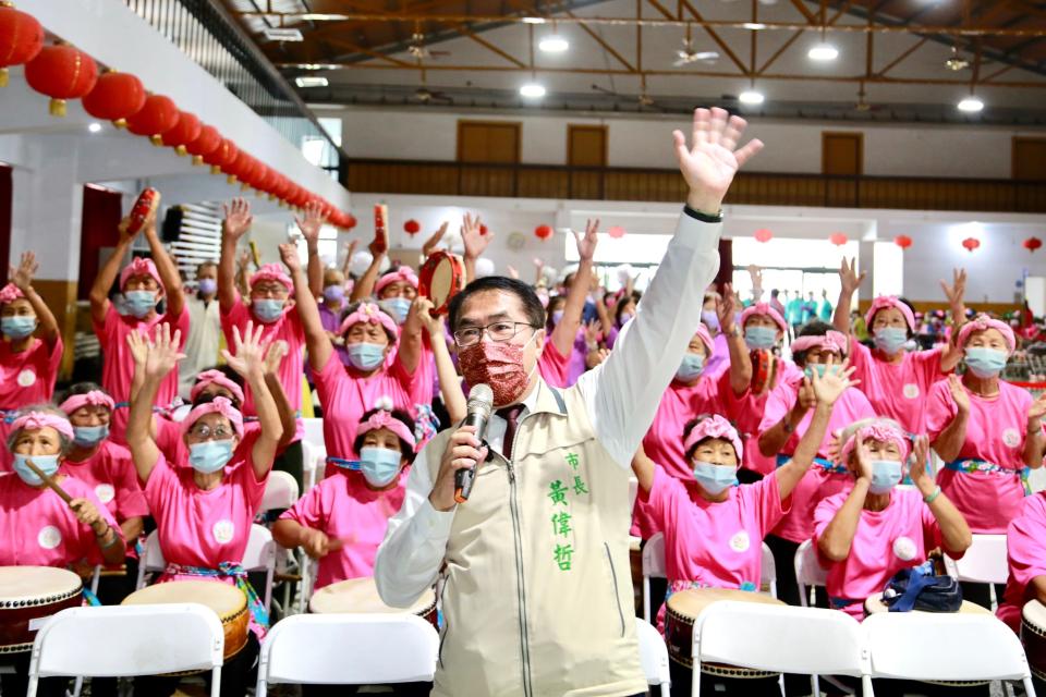 現任台南市長黃偉哲，在崑山科大公布的民調中，以57.6%支持度遙遙領先對手謝龍介。（崑山科技大學提供）