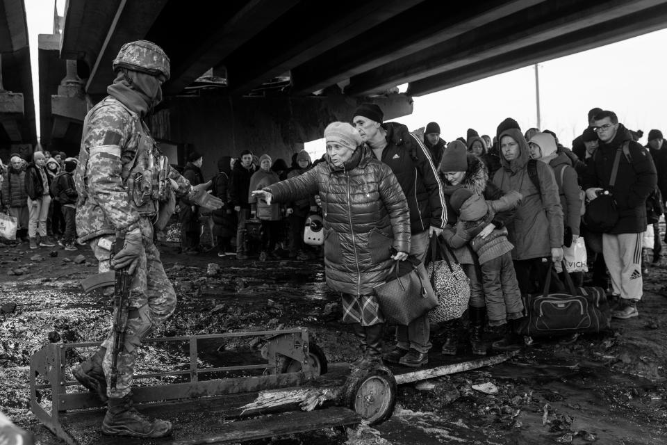 Residents of Irpin, Ukraine, flee heavy fighting