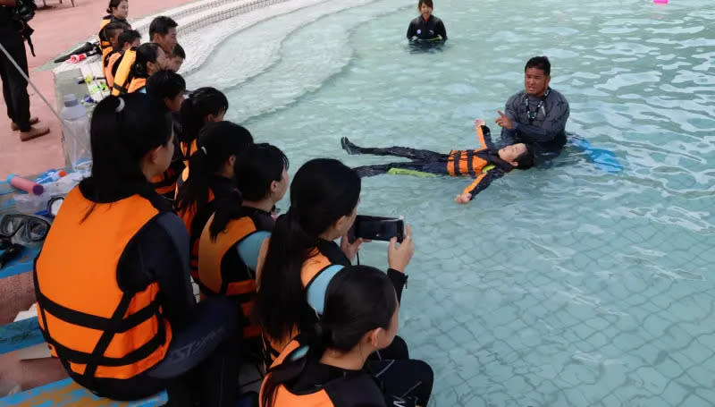 ▲學生下海浮潛前，教練先在戲水池示範基本動作，並進行裝備安全與自救教學。（圖／記者葉志明攝影）