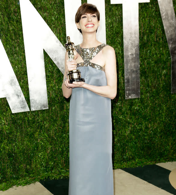 Anne Hathaway 'Postpones Wedding Whilst She Waits For Hair To Grow!'