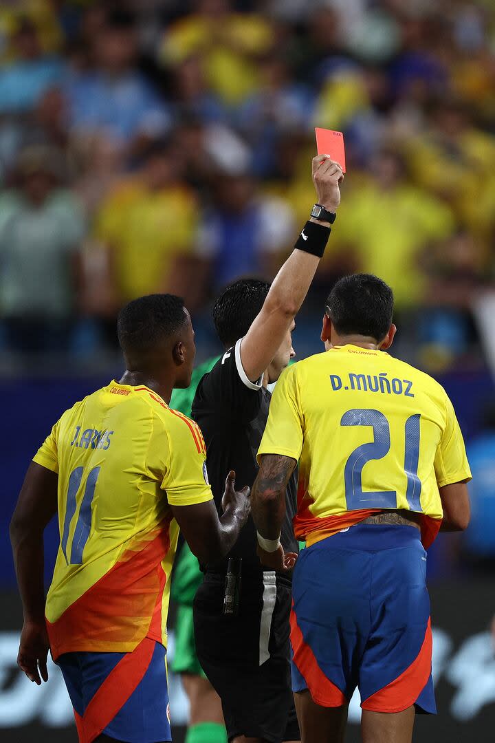 El árbitro mexicano César Ramos le muestra la tarjeta roja a Daniel Muñoz en semifinales