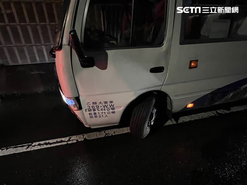 康橋校車在文山隧道內發生打滑自撞山壁事故。（圖／翻攝畫面）