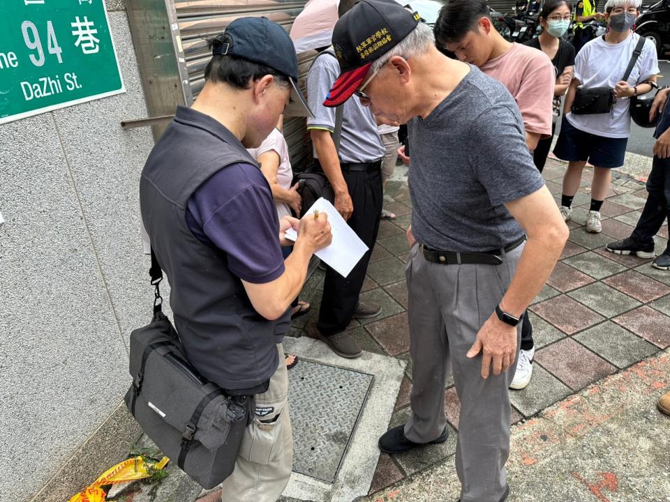 北市大直街民宅塌陷現場畫面，住戶想回家拿東西。陳祖傑攝