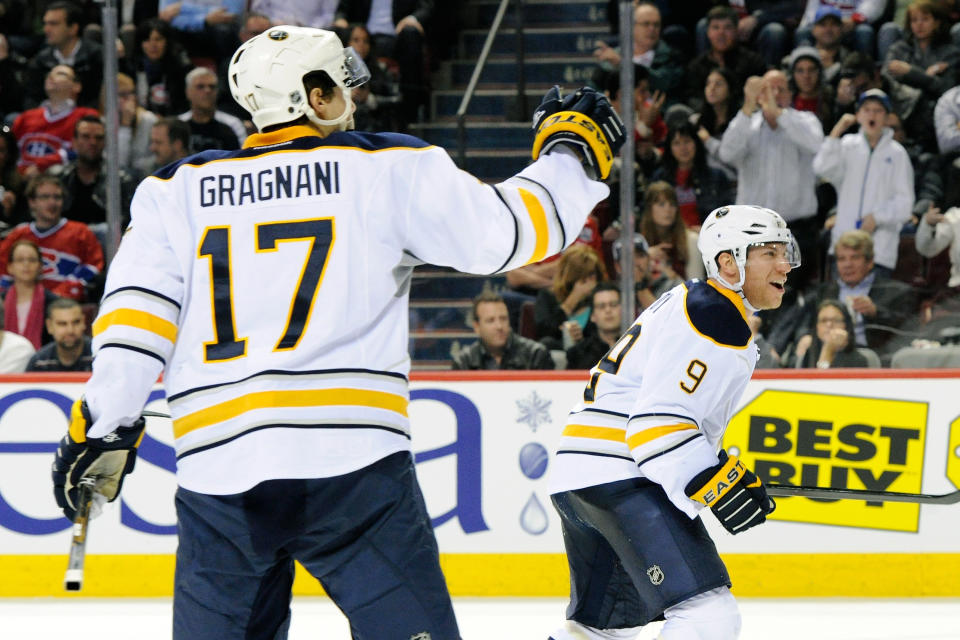 Les Canucks de Vancouver ont échangé l'attaquant Cody Hodgson et le défenseur Alexander Sulzer aux Sabres de Buffalo en retour de l'attaquant Zack Kassian et du défenseur Marc-André Gragnani. (Photo de Richard Wolowicz/Getty Images)