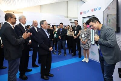 Minister of Trade and Industry Gan Kim Yong (centre) with Senior Minister of State Janil Puthucheary (from left), Senior Minister Teo Chee Hean and Mr Wee Ee Cheong, UOB Deputy Chairman and Chief Executive Officer at UOB’s The FinLab showcase at PDD on 18 April 2023. (Photo courtesy of MCI)