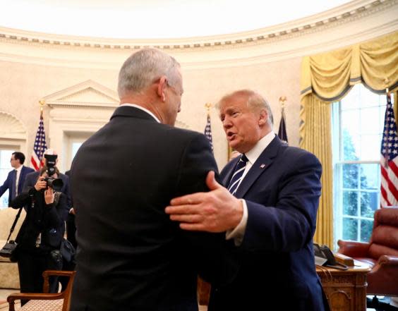 Benny Gantz greets Donald Trump at the White House (Elad Malka / Blue and White)