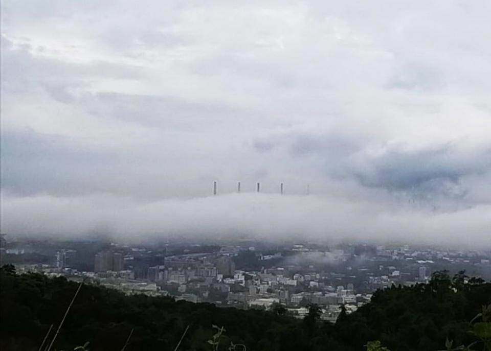 滾軸雲低空掠過台中港區，像影片中巨浪滾滾往南移動，景象壯觀。（記者陳金龍攝）