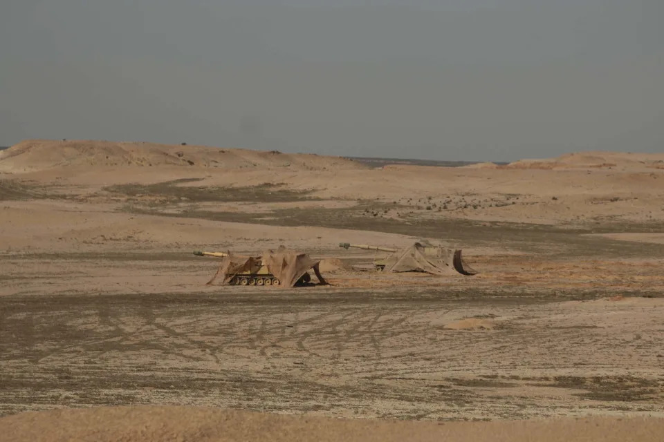 이집트 M109 Paladins는 미국과 이집트 군대가 함께 협력하는 시뮬레이션 전투에서 적과 교전할 준비가 되어 있습니다.  (참모 하사 Leah R. Kilpatrick/미 육군)