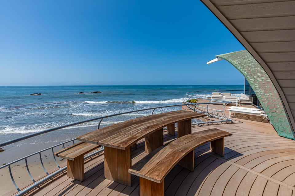 Wave House (la casa de la ola), diseñada por el arquitecto Harry Gesner, se encuentra en una de las áreas más cotizadas de California: Malibú. Foto: Cortesía de Douglas Elliman.