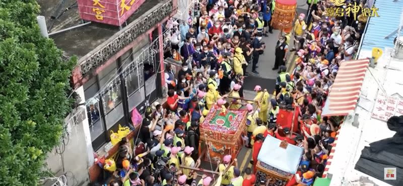 眾多香燈腳一同迎接白沙屯媽祖回鑾。（圖／寶島神很大）