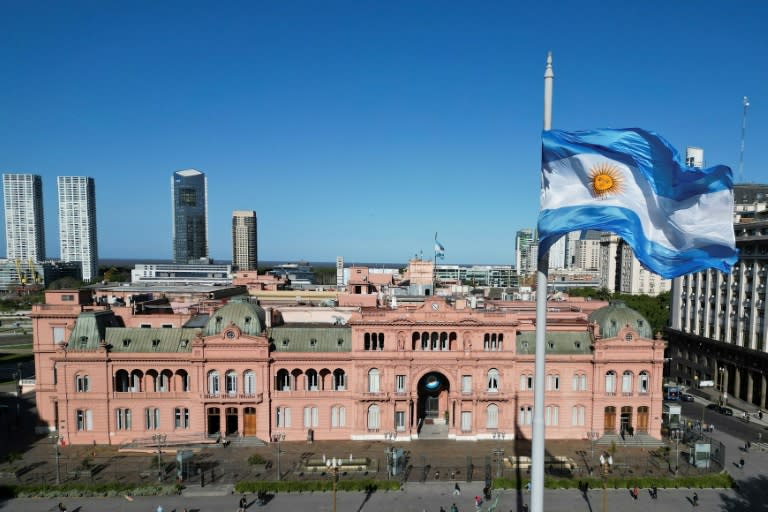 La bandera de Argentina ondea frente al palacio presidencial Casa Rosada, en Buenos Aires, el 17 de octubre de 2023 (Luis Robayo)