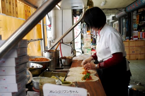 幸福潤餅‧春捲 第二市場 興中街 │中區：40元七種口味十多種配料大豐盛！辣味春捲甜香帶辣爽脆的豐富滿足！午茶簡單小確幸！