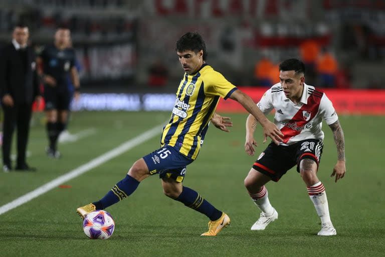 Ignacio Malcorra conduce la pelota ante la marca de Esequiel Barco, en el último partido entre Rosario Central y River Plate