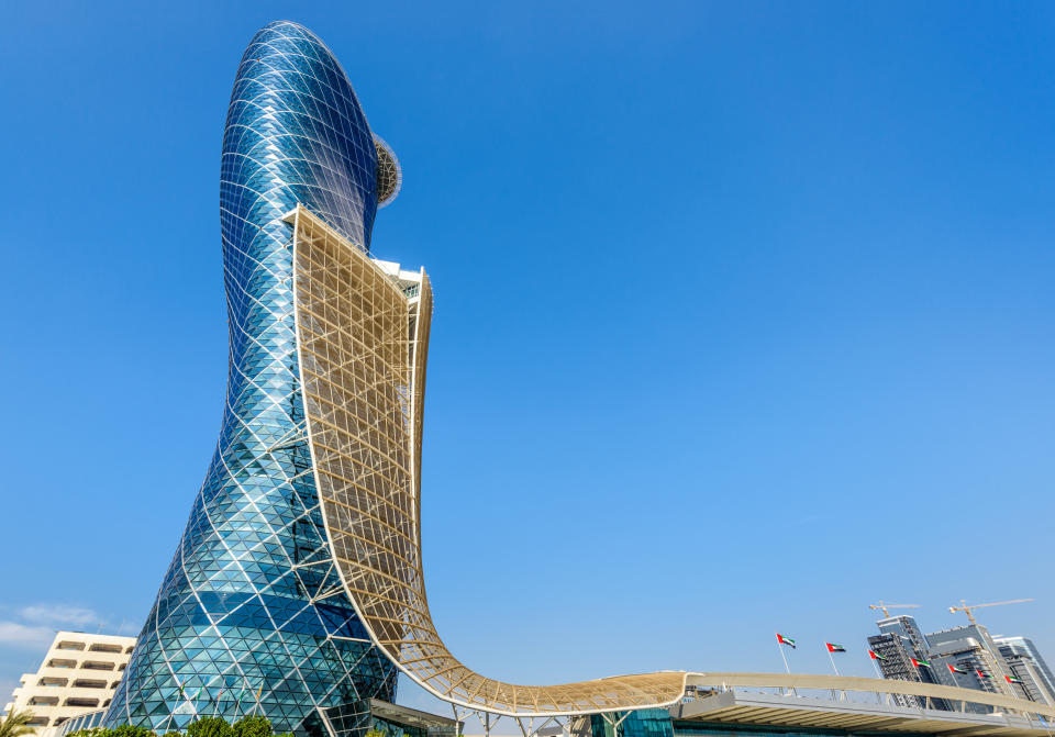 El rascacielos Capital Gate de Abu Dabi tiene 35 pisos, 160 metros de altura y está inclinado 18 grados hacia el oeste. Se terminó de construir en 2011 y destaca por su fachada en metal y vidrio que envuelve una estructura capaz de soportar terremotos o fuertes rachas de viento. (Foto: Getty Images).