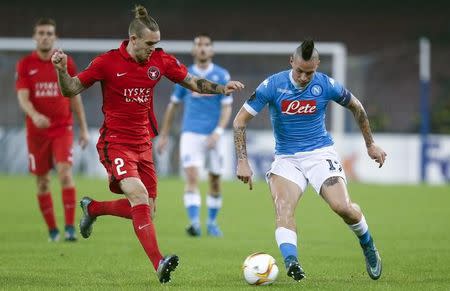 Napoli's Marek Hamsik (L) challenges Midtjylland's Kian Hansen during their Europa League Group D soccer match at the San Paolo stadium in Naples November 5, 2015. REUTERS/Ciro De Luca