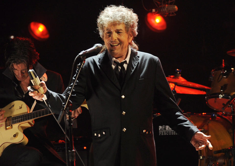 Bob Dylan dando un concierto en Los Ángeles, el 12 de enero de 2012. Universal Music Publishing adquiere el catálogo completo de Dylan, con 60 años de canciones, se anunció el 7 de diciembre de 2020. (AP Foto/Chris Pizzello, File)